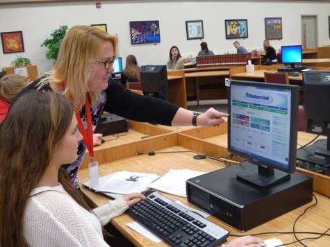 Teacher helping student use the BadgerLink website